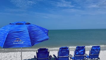 Beach nearby, sun loungers, beach towels