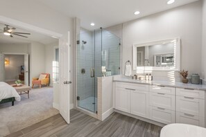 Dusj, hårføner, håndklær og såpe