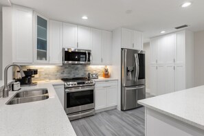 Geladeira, micro-ondas, fogão, cooktop