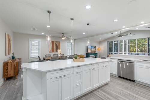 Luxury 6BR Naples Retreat with private Pool. Beach, & 5th Ave Just Minutes Away!