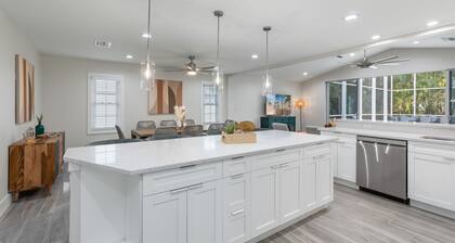 Luxury 6BR Naples Retreat with private Pool. Beach, & 5th Ave Just Minutes Away!