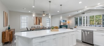 Luxury 6BR Naples Retreat with private Pool. Beach, & 5th Ave Just Minutes Away!