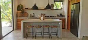 Kylskåp, ugn, spishäll och kaffe- och tebryggare