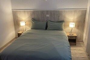 Escritorio, tabla de planchar con plancha, cuna de viaje y wifi