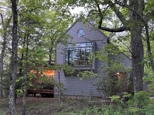 Cozy chalet w/ king beds, fireplace, and hot tub. Close to skiing! Dog-friendly!