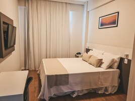 Kahden hengen huone, esteetön | Yksilöllisesti sisustettu, yksilöllisesti kalustettu, työpöytä