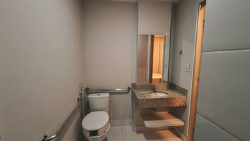 Habitación doble, accesible para personas con discapacidad | Baño | Toallas