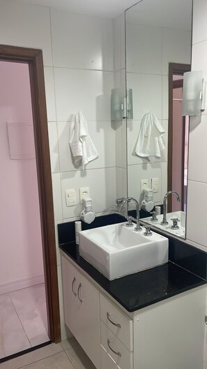 Shower, hair dryer, towels, soap - TOP FLAT LEBLON (Rio de Janeiro)