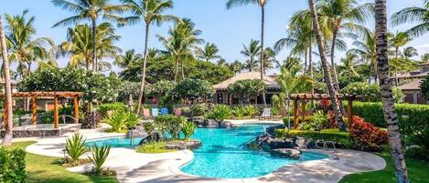 Una piscina al aire libre