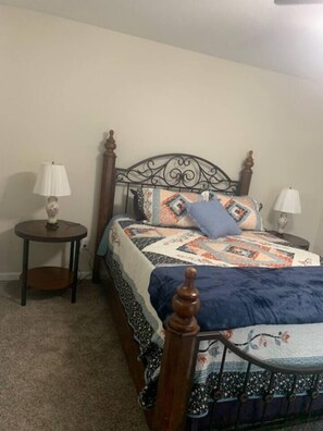 3 bedrooms, WiFi, bed sheets - Cute house in quiet neighborhood close to restaurants short drive to Frankenmuth (Saginaw)