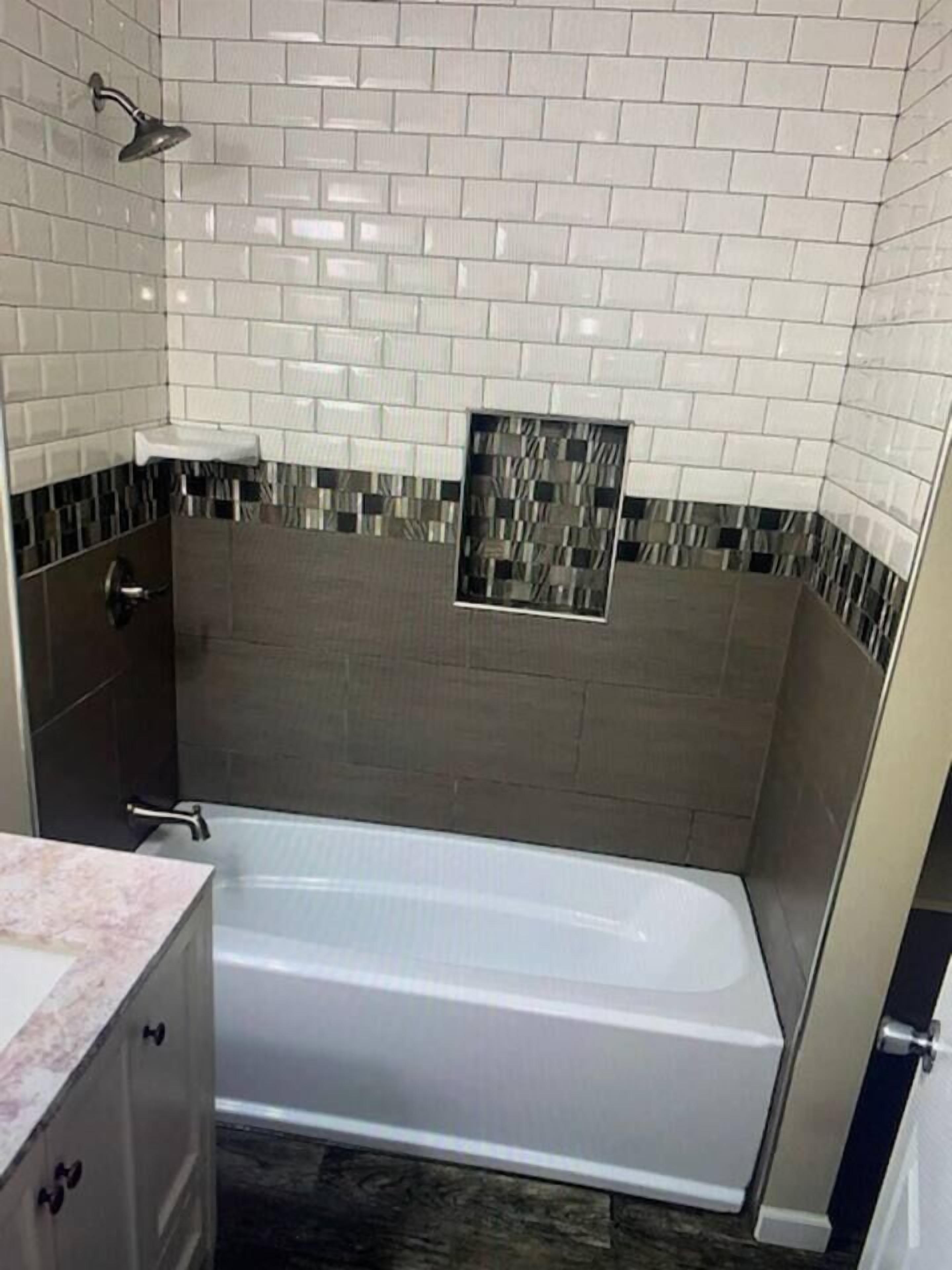 Combined shower/tub, hair dryer, towels