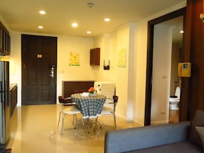 Condo, 2 Bedrooms, Accessible, Balcony | Dining