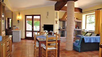 Villa, 3 Bedrooms, Patio, Mountain View | Living room