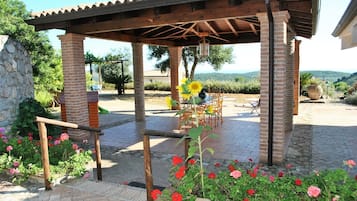 Villa, 3 Schlafzimmer, Terrasse, Bergblick | Speisen im Freien