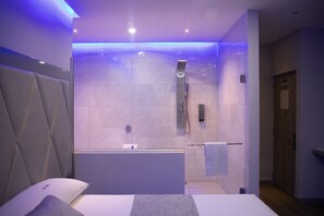 Exclusive Double Room, 1 Queen Bed | Premium bedding, minibar, soundproofing, free WiFi - Hotel ByHours Circunvalar (Barranquilla)