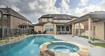 "Lujosa Mansión de 3DormitoriosconCelestialPiscina ClimatizadayRetirodeJacuzzi"