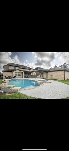 Alberca al aire libre y alberca climatizada