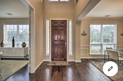 "Luxurious 3-Bedroom Mansion with Heavenly Heated Pool and Jacuzzi Retreat"