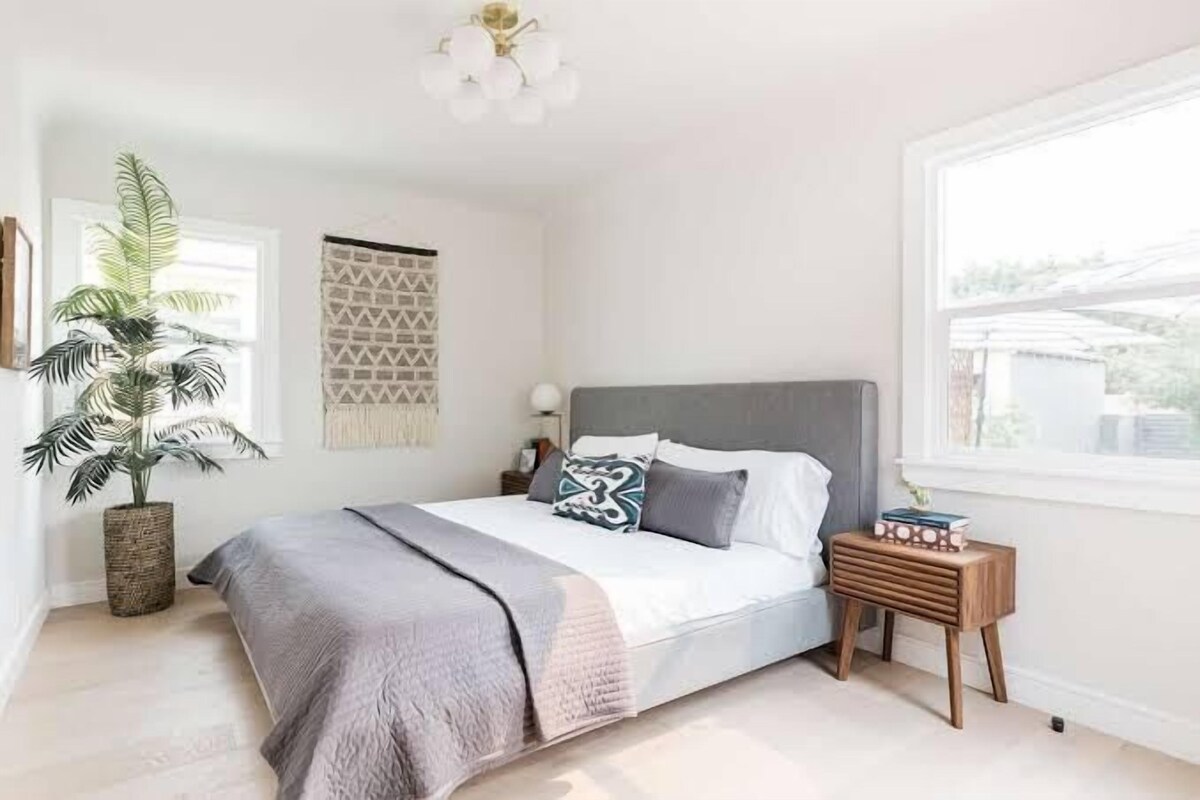 Classic Condo, Canal View, Mezzanine (do not book it) | Living area | Video game console, table football, ping pong, books
