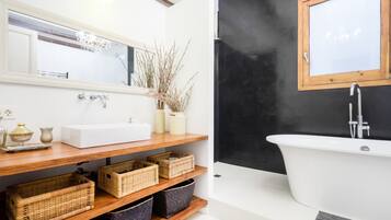 Apartment, 2 Bedrooms | Bathroom | Separate tub and shower, jetted tub, hydromassage showerhead