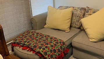 Condo, 1 Bedroom, Accessible, Smoking | Living room | Books