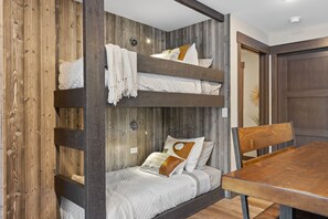 5 bedrooms, WiFi, bed sheets
