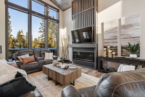 Smart TV, fireplace, table tennis - Luxurious cabin with outdoor pool access, paved roads, oversized garage (Lead)