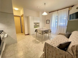 Appartamento, 2 camere da letto, balcone, vista città | Area soggiorno