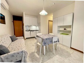 Huoneisto, 2 makuuhuonetta, parveke, kaupunkinäköala | Ruokailu