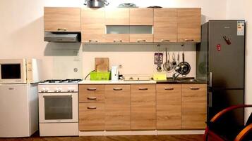 Apartment, 5 Bedrooms, Smoking, Balcony | Private kitchen