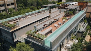 Una piscina al aire libre