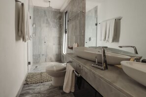 Apartment, 6 Schlafzimmer, Balkon | Badezimmer