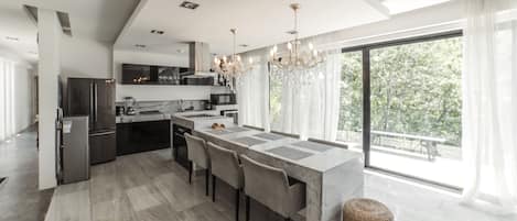 Apartment, 6 Bedrooms, Balcony | Living area