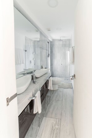 Apartment, 6 Schlafzimmer, Balkon | Badezimmer