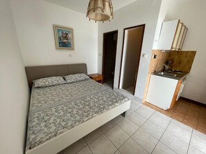 Studio, 1 Bedroom, Accessible, Smoking | Interior