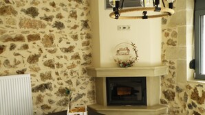 Living area - "tratidional House in Kalivos" (Mylopotamos)