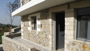 Property entrance - "tratidional House in Kalivos" (Mylopotamos)
