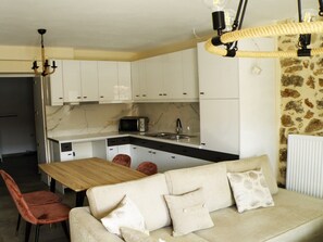 Maison, 3 chambres, fumeurs, balcon | Restauration