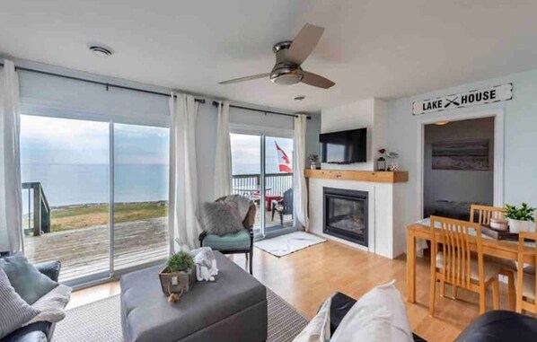 House, 3 Bedrooms | Room amenity - Waterfront W Private Lake Access Indoor Fireplace (Haldimand County)