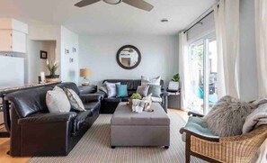 House, 3 Bedrooms | Living area - Waterfront W Private Lake Access Indoor Fireplace (Haldimand County)