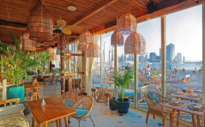 Apartment, 2 Bedrooms, Accessible, Balcony | Tempat makan