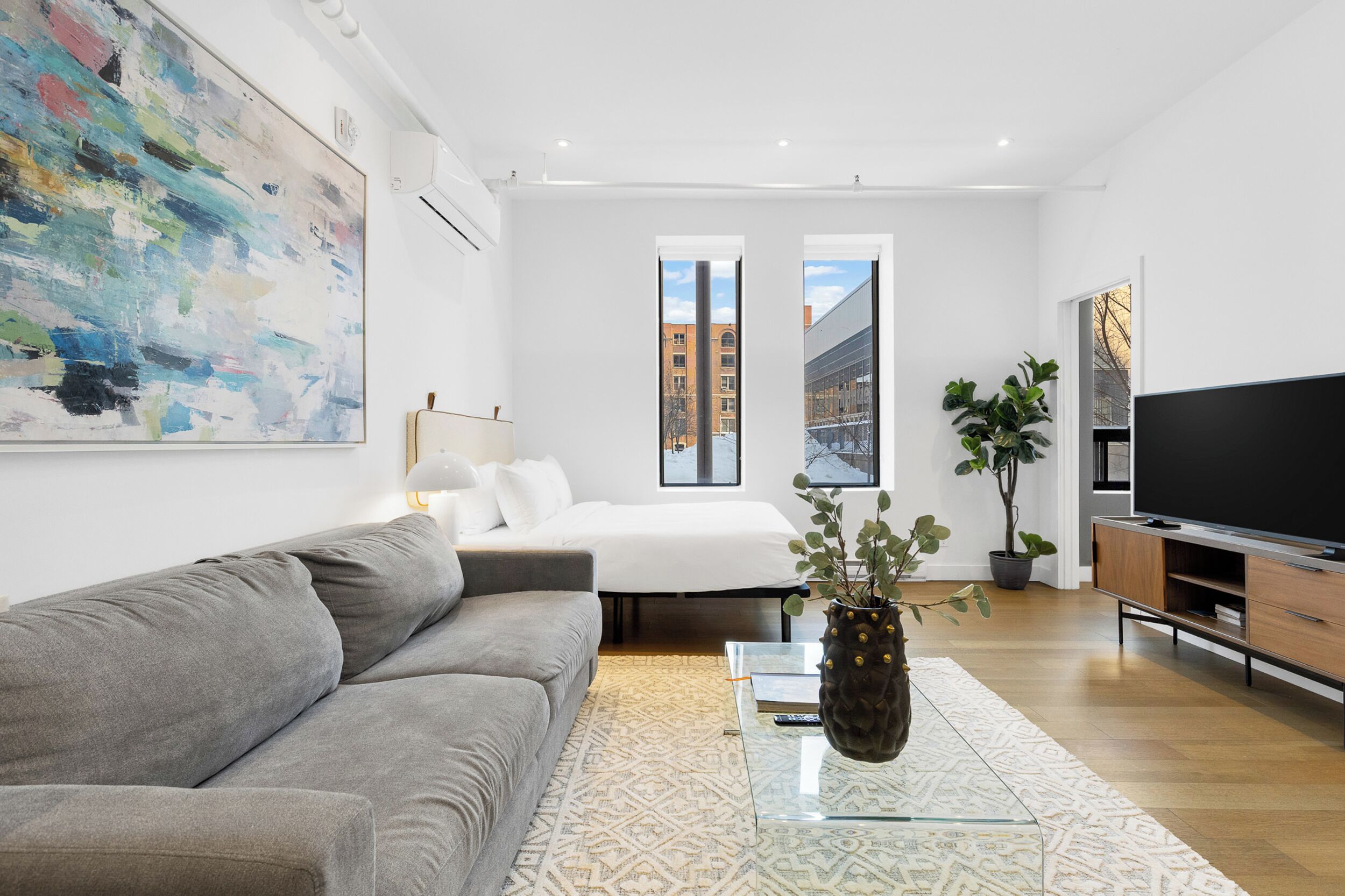 Premium One-Bedroom with Sofa Bed | Oppholdsområde | En 55-tommers smart-TV med digitale kanaler samt TV og Netflix