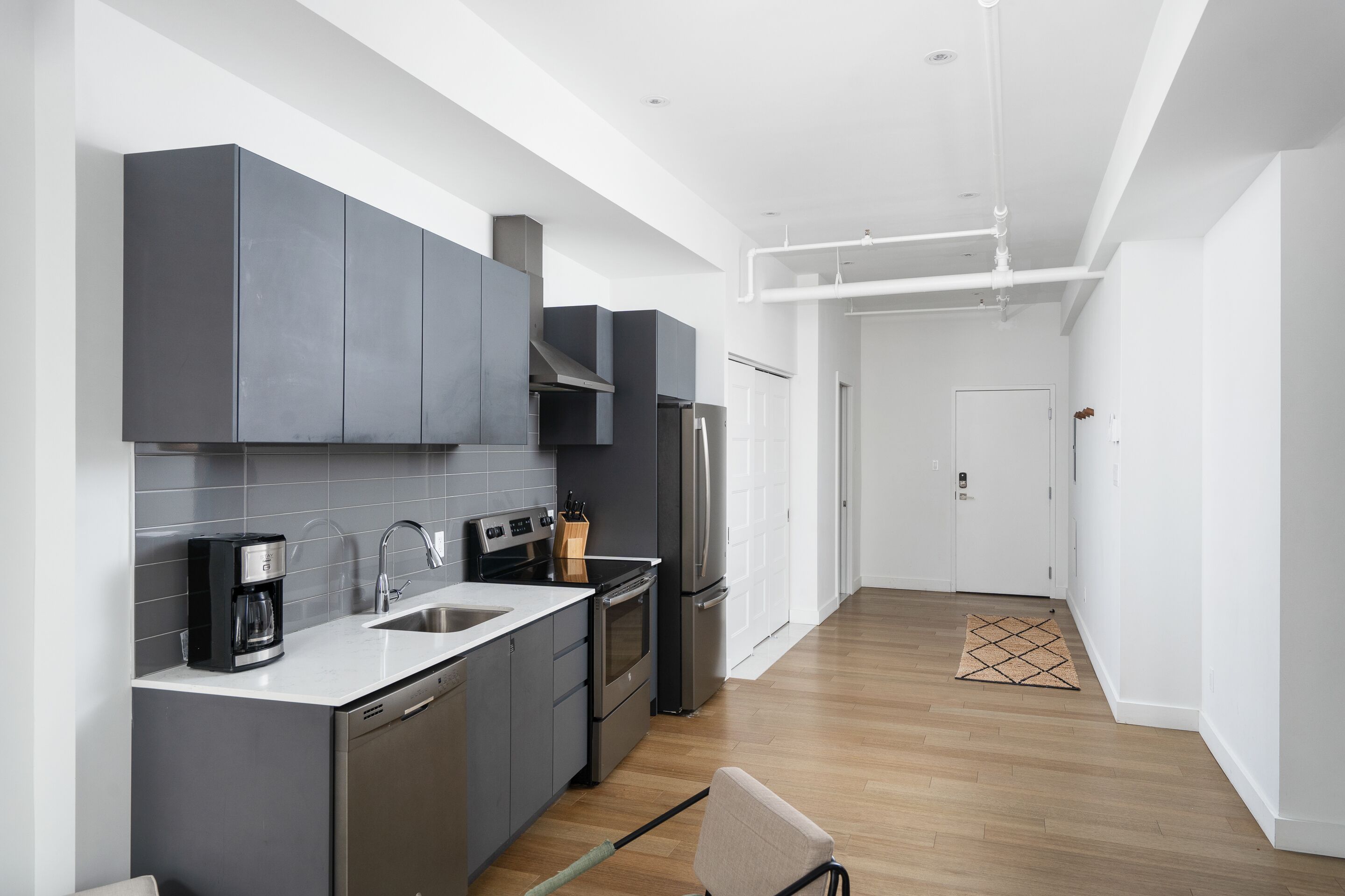 Full-size fridge, microwave, oven, stovetop