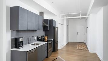 Full-size fridge, microwave, oven, stovetop