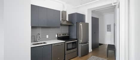 Refrigerador con freezer, microondas, horno, placa de cocina