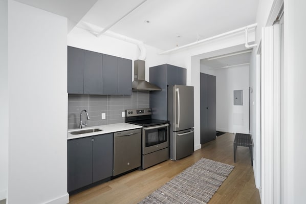 Full-sized fridge, microwave, oven, stovetop
