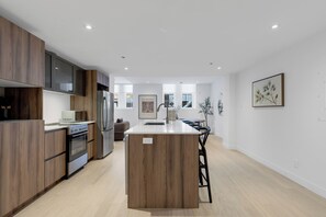 Premium Three-Bedroom with Sofa Bed | Eigene Küche | Großer Kühlschrank, Mikrowelle, Ofen, Herdplatte