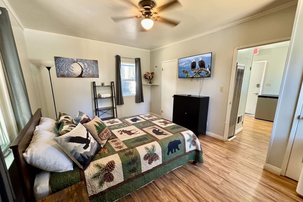 # 7 Cozy Cottage in Historic Running Spring | Iron/ironing board, WiFi (free), bed sheets