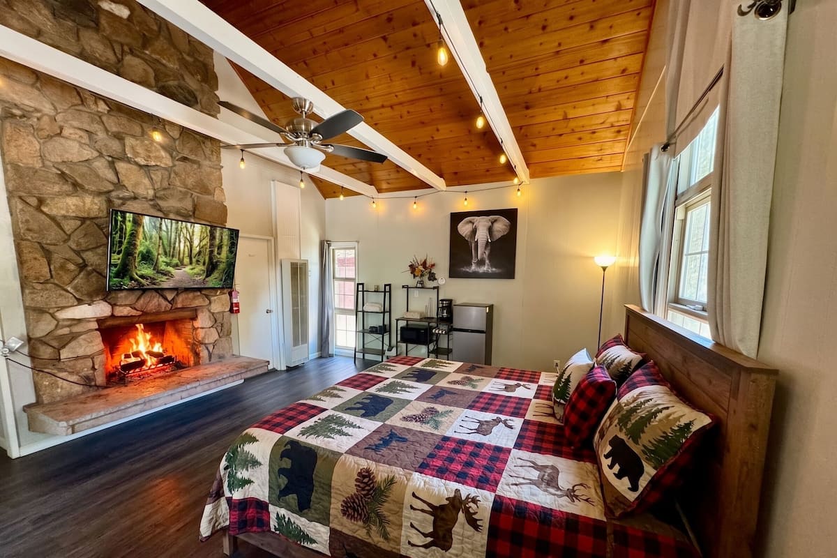 # 9 Romantic and Cozy Getaway | Iron/ironing board, WiFi (free), bed sheets