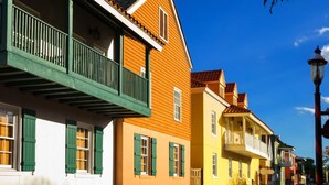 Une rangée de bâtiments colorés, dotés de balcons et de fenêtres.